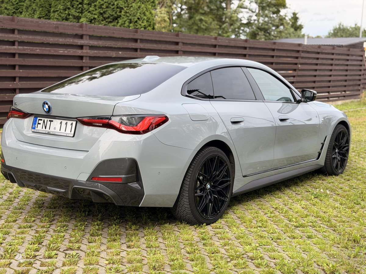 BMW i4, sedanas