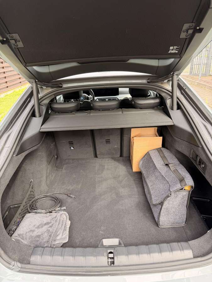 BMW i4, Седан