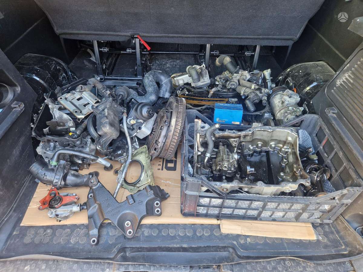 Opel Vivaro engine parts