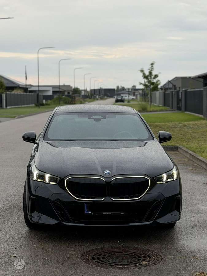 BMW 520, saloon / sedan