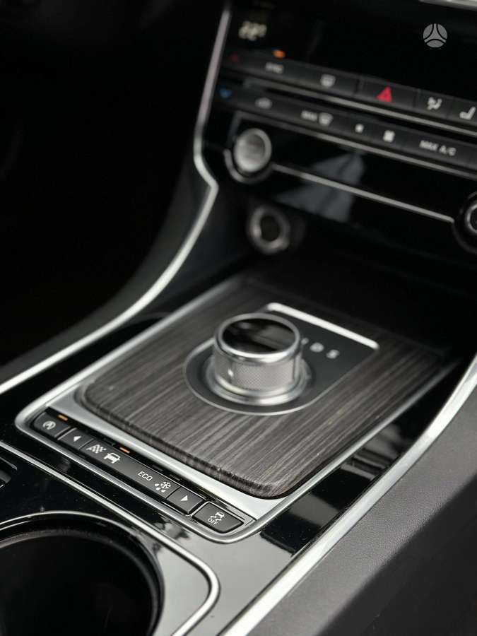Jaguar XE, 2.0 l., Седан