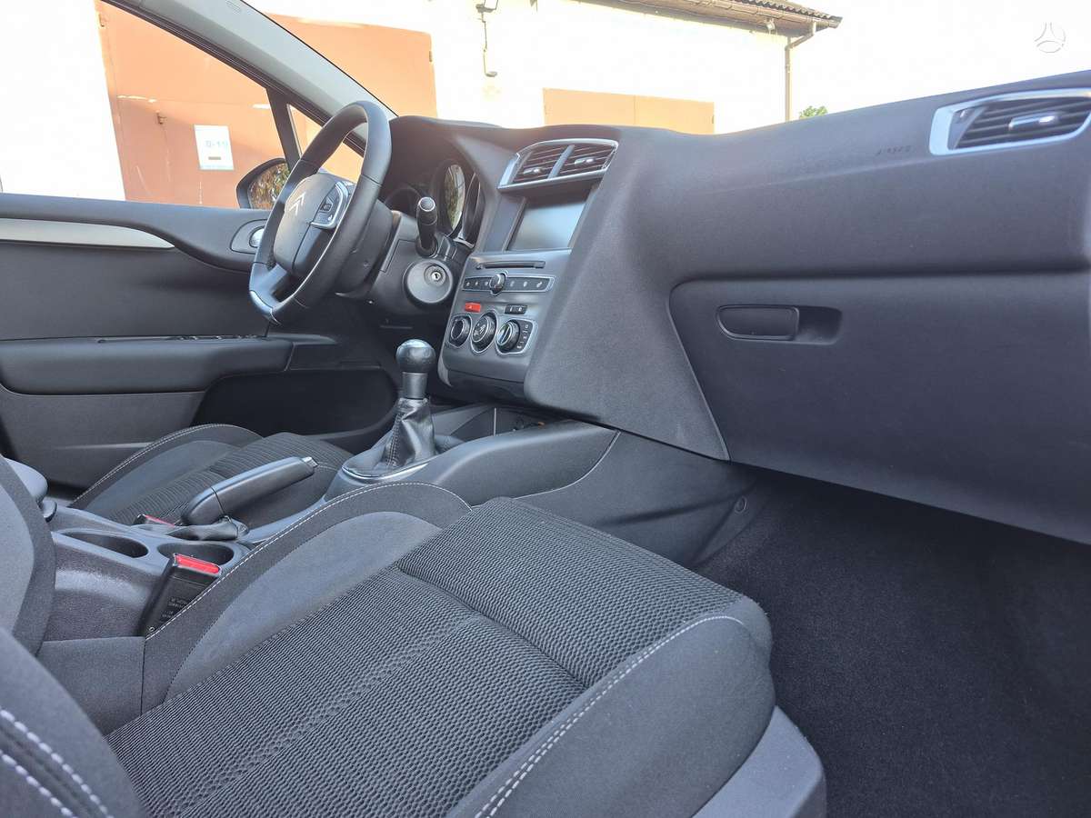 Citroen C4, 1.2 l., hatchback