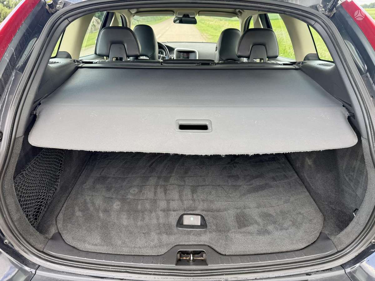 Volvo XC60, 2.0 l., off-road / crossover