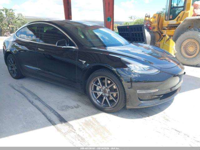 Tesla Model 3, sedanas