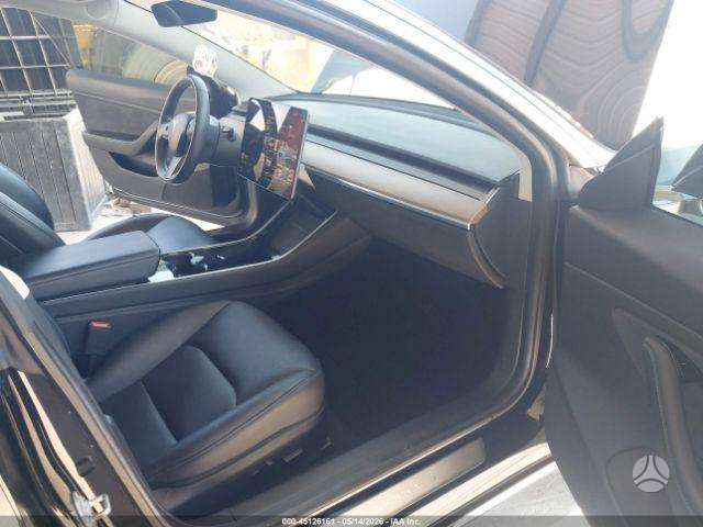 Tesla Model 3, sedanas