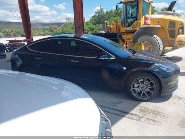 Tesla Model 3, sedanas