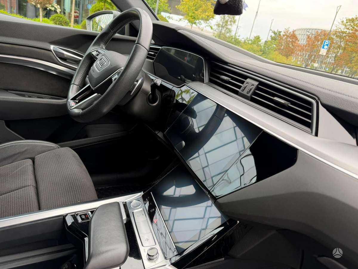 Audi e-tron, 95 kWh, off-road / crossover