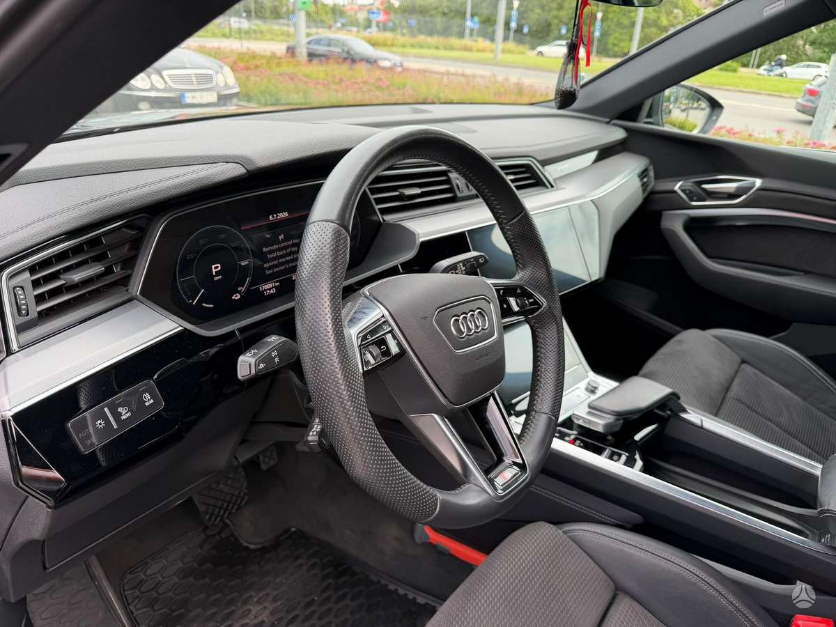 Audi e-tron, 95 kWh, off-road / crossover