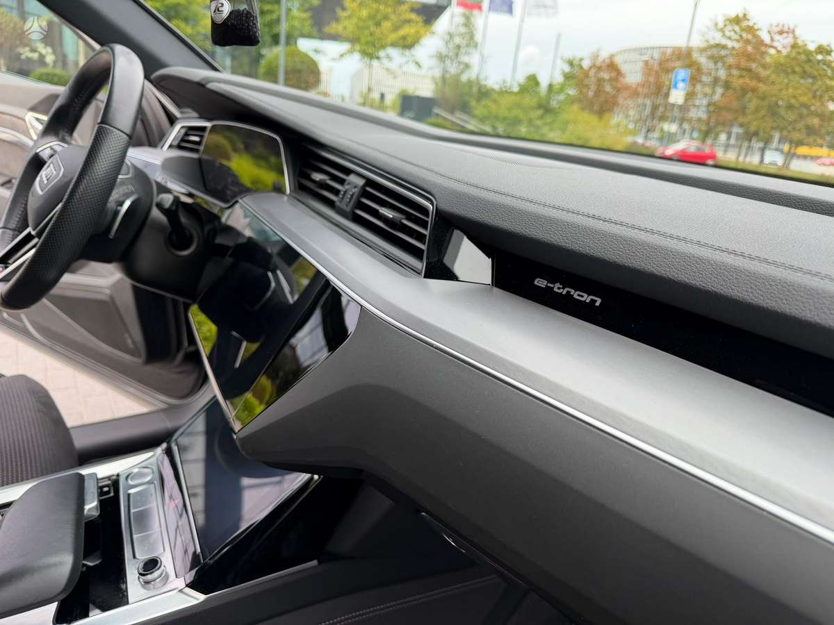 Audi e-tron, 95 kWh, off-road / crossover