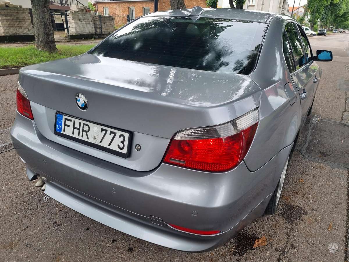 BMW 530, Седан