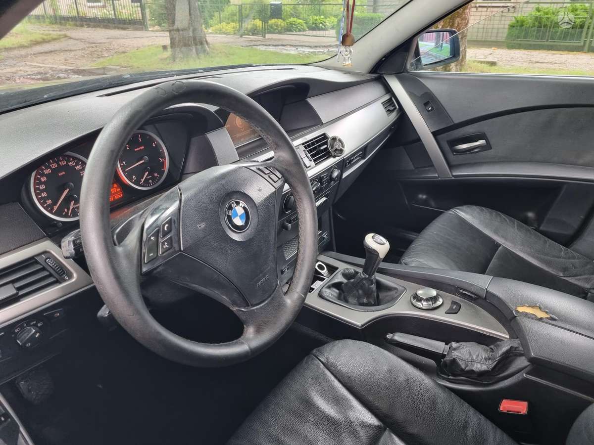 BMW 530, Седан