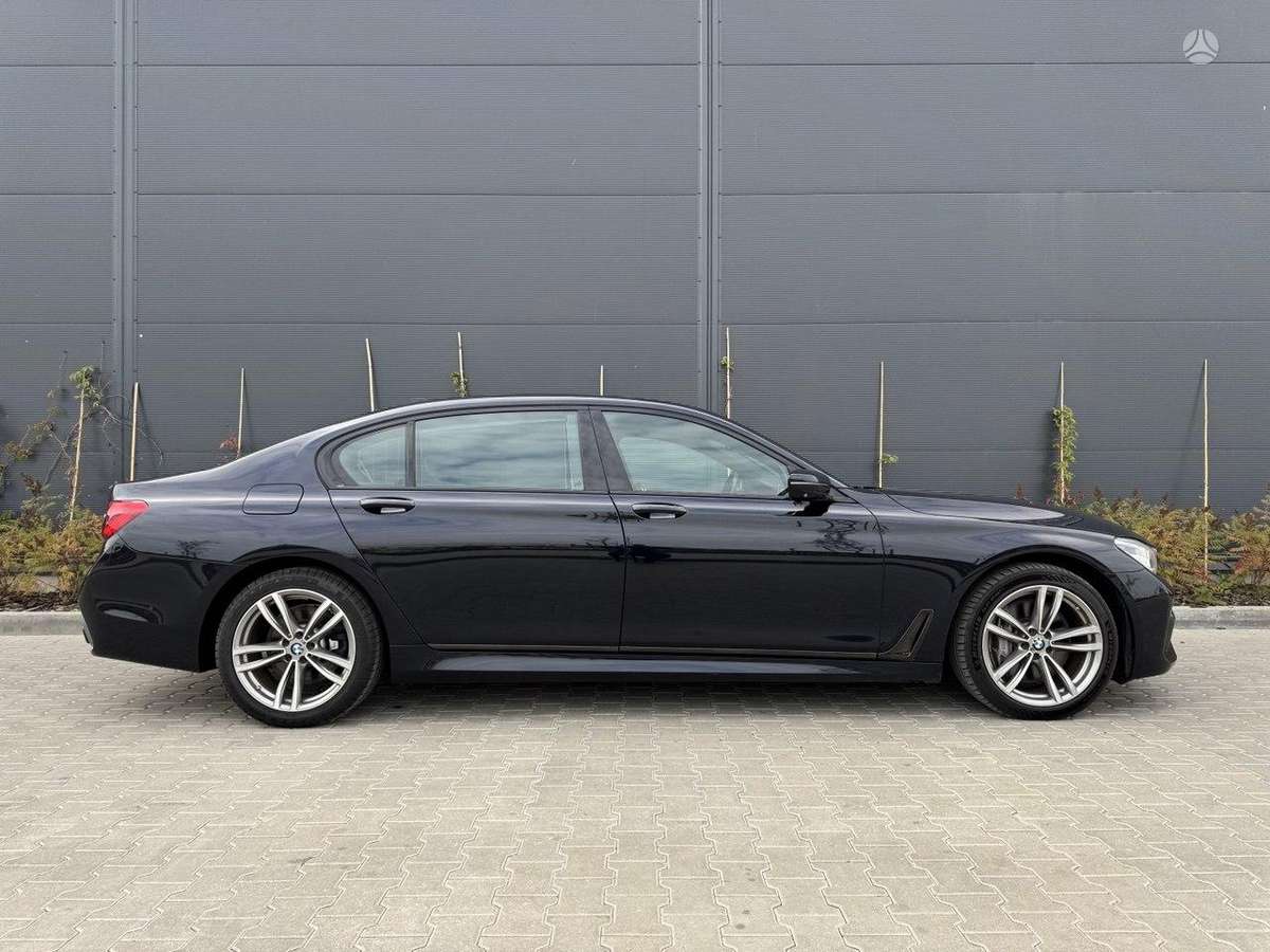 BMW 750, 4.4 l., Седан