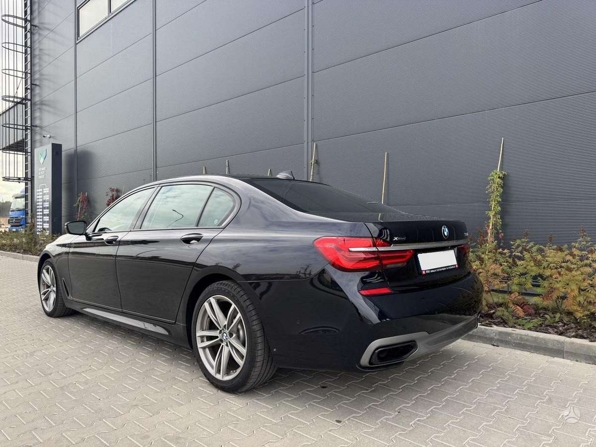 BMW 750, 4.4 l., Седан