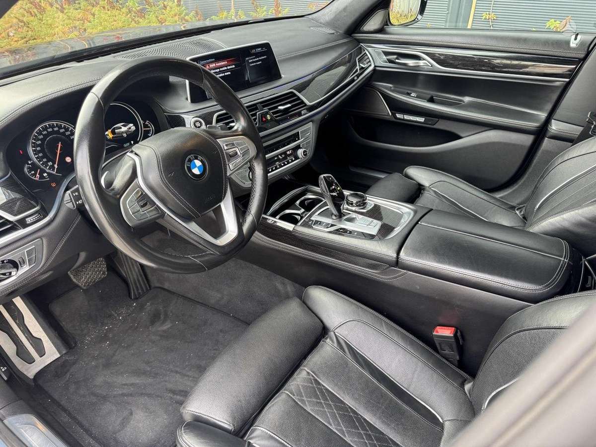 BMW 750, 4.4 l., Седан