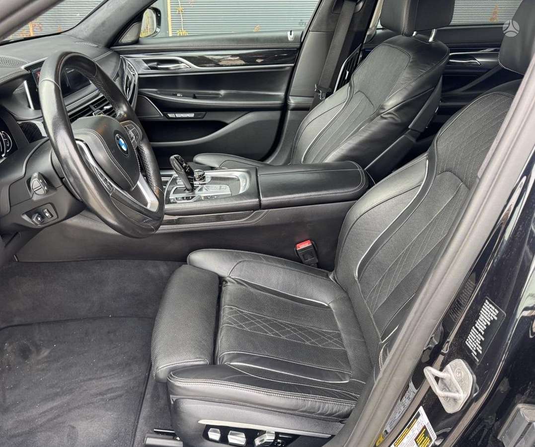 BMW 750, 4.4 l., Седан