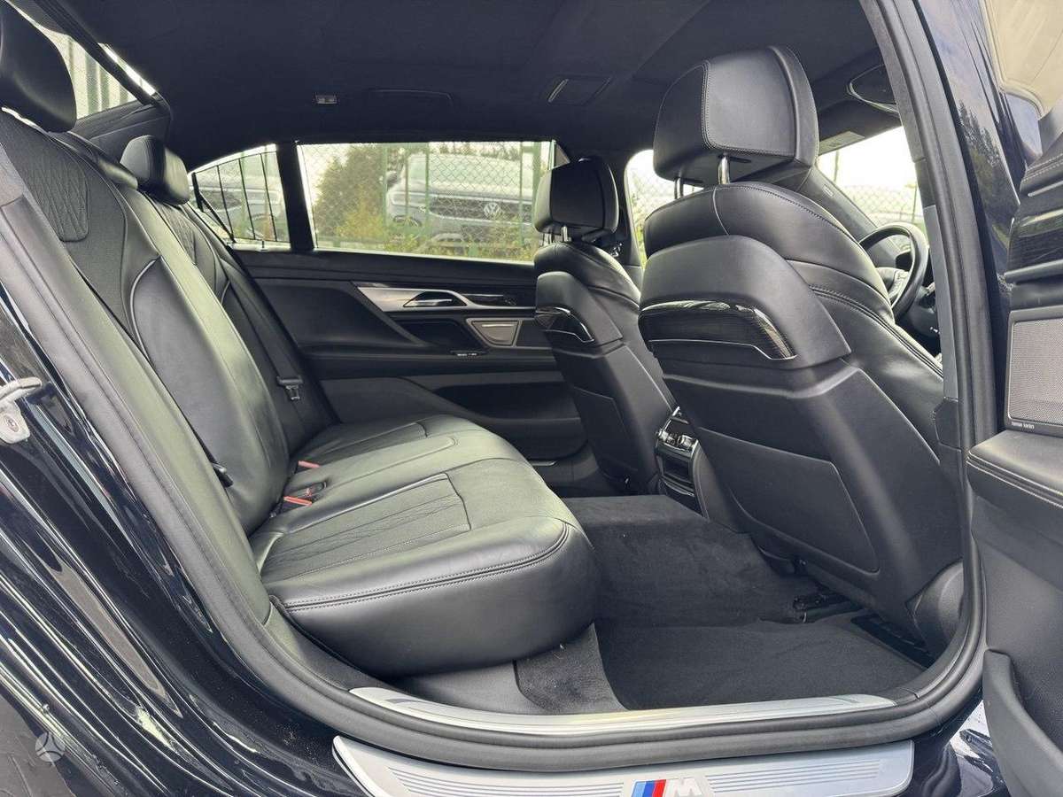 BMW 750, 4.4 l., Седан