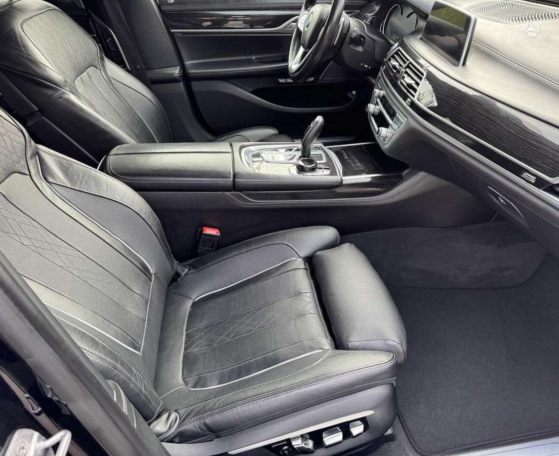 BMW 750, 4.4 l., Седан
