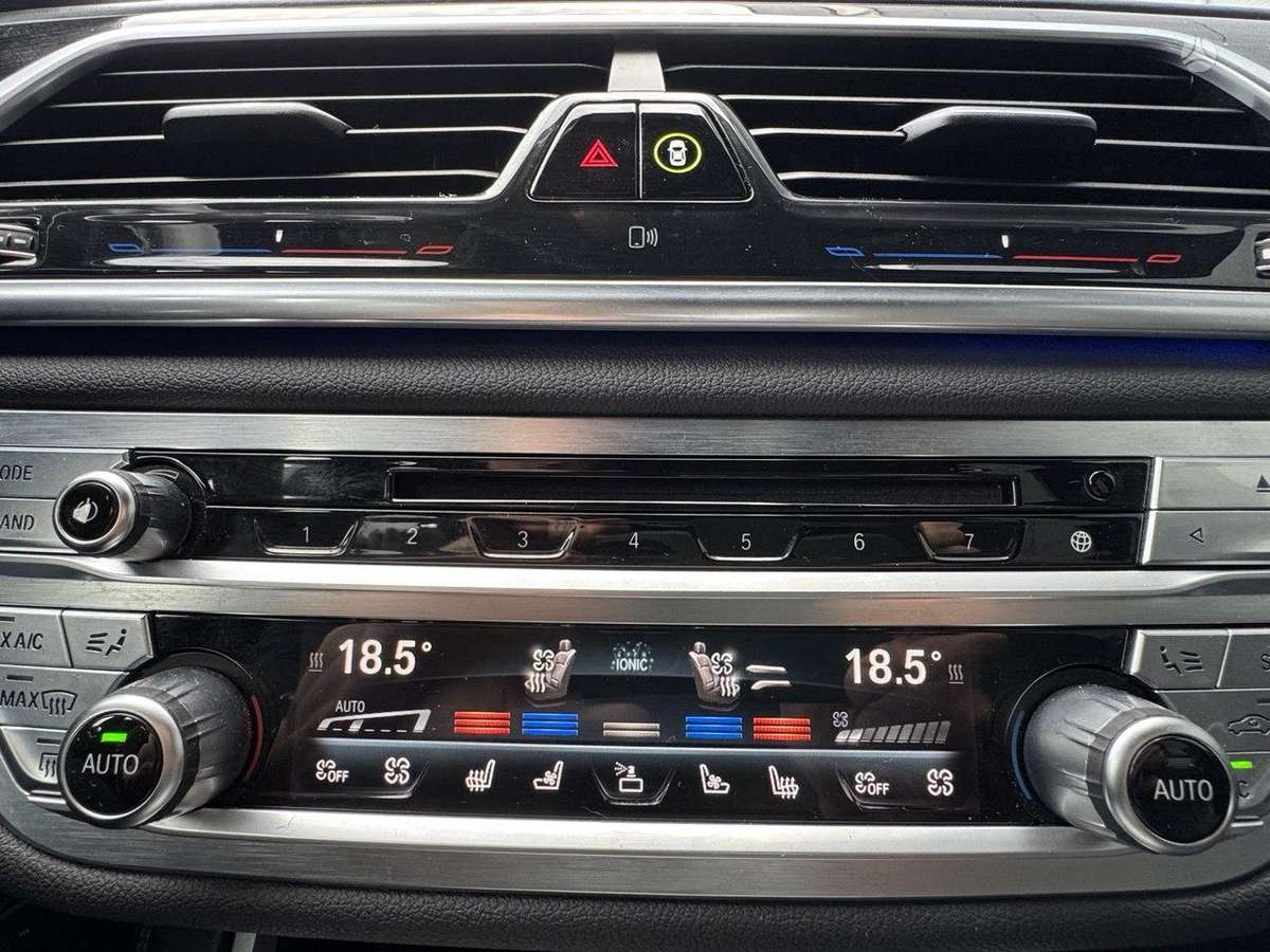 BMW 750, 4.4 l., Седан