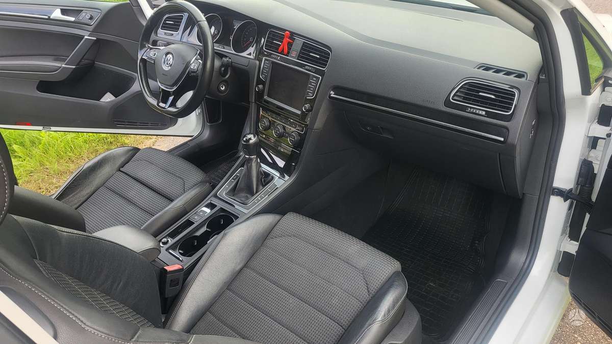 Volkswagen Golf - 6