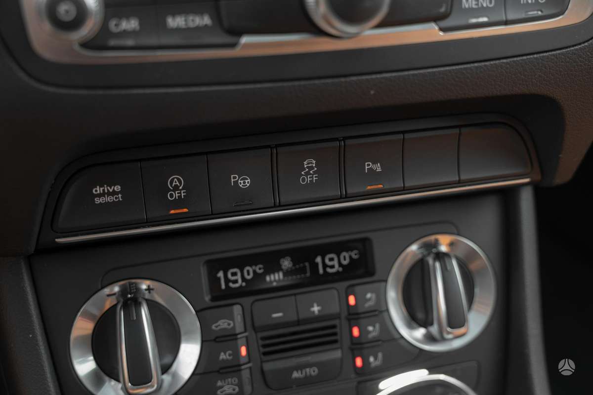 Audi Q3, 2.0 l., Внедорожник / Кроссовер