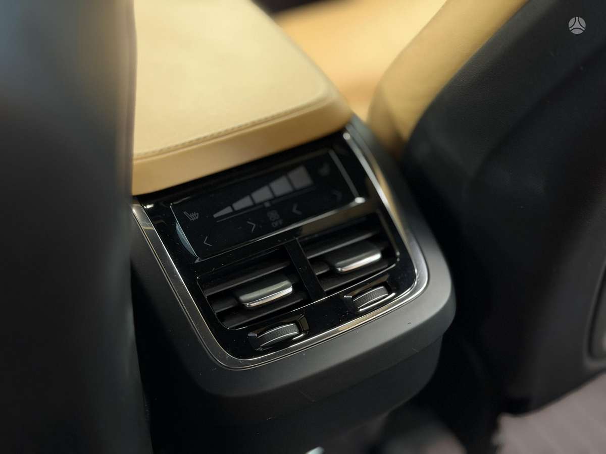 Volvo XC90, 2.0 l., off-road / crossover