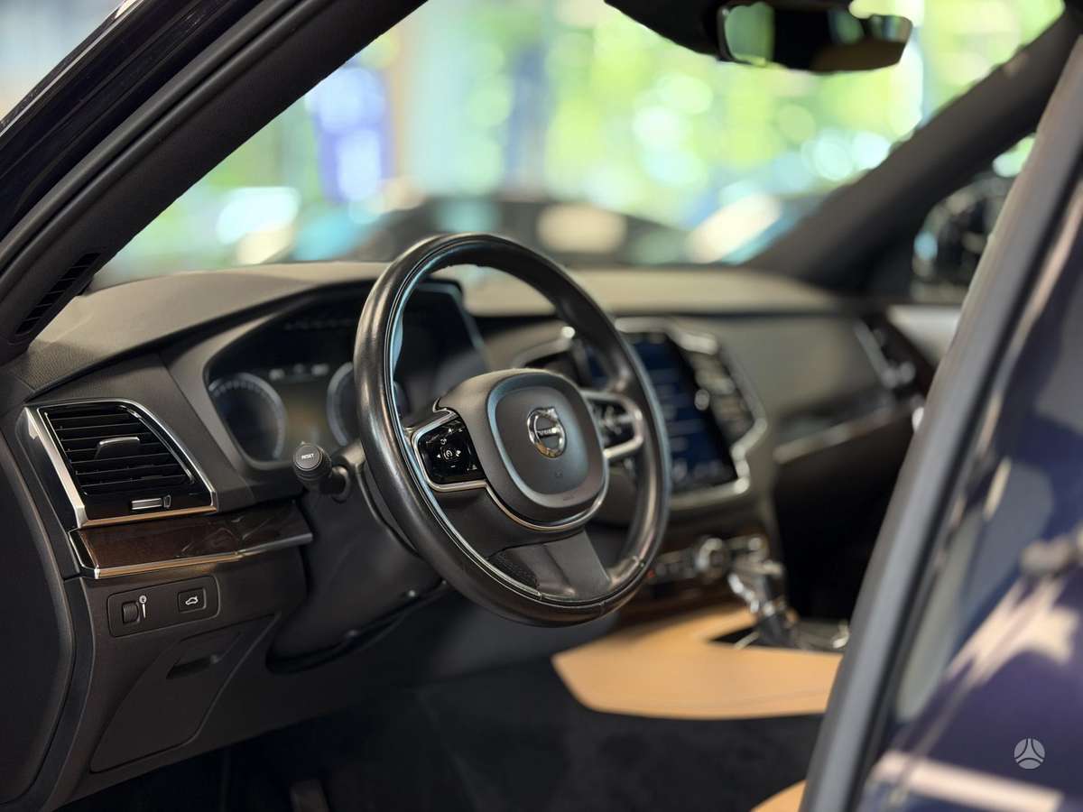 Volvo XC90, 2.0 l., off-road / crossover
