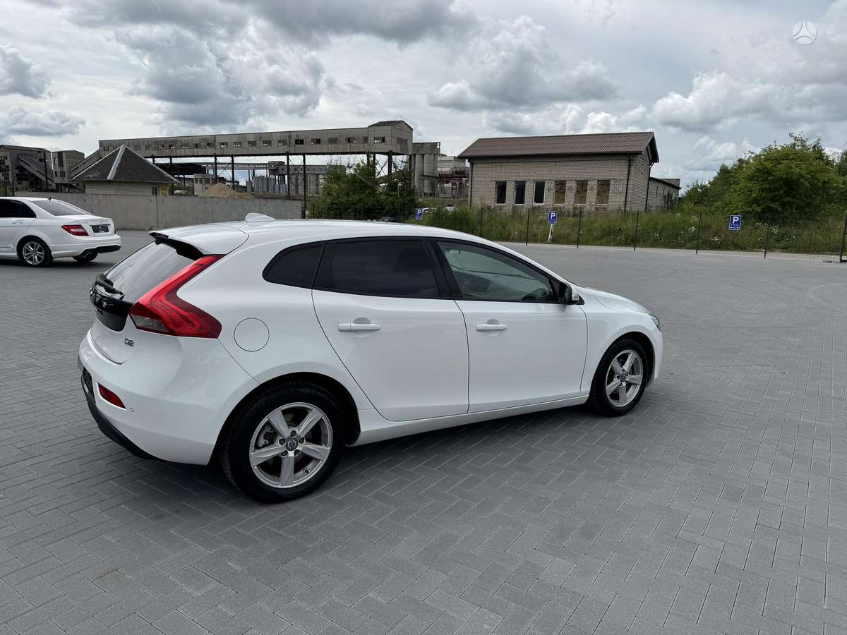 Volvo V40, 1.6 l., hatchback