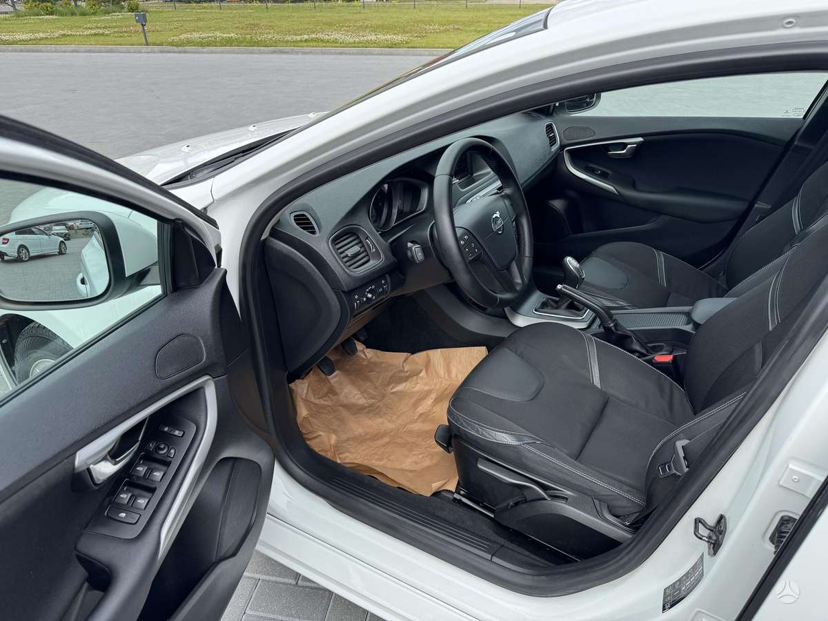 Volvo V40, 1.6 l., hatchback