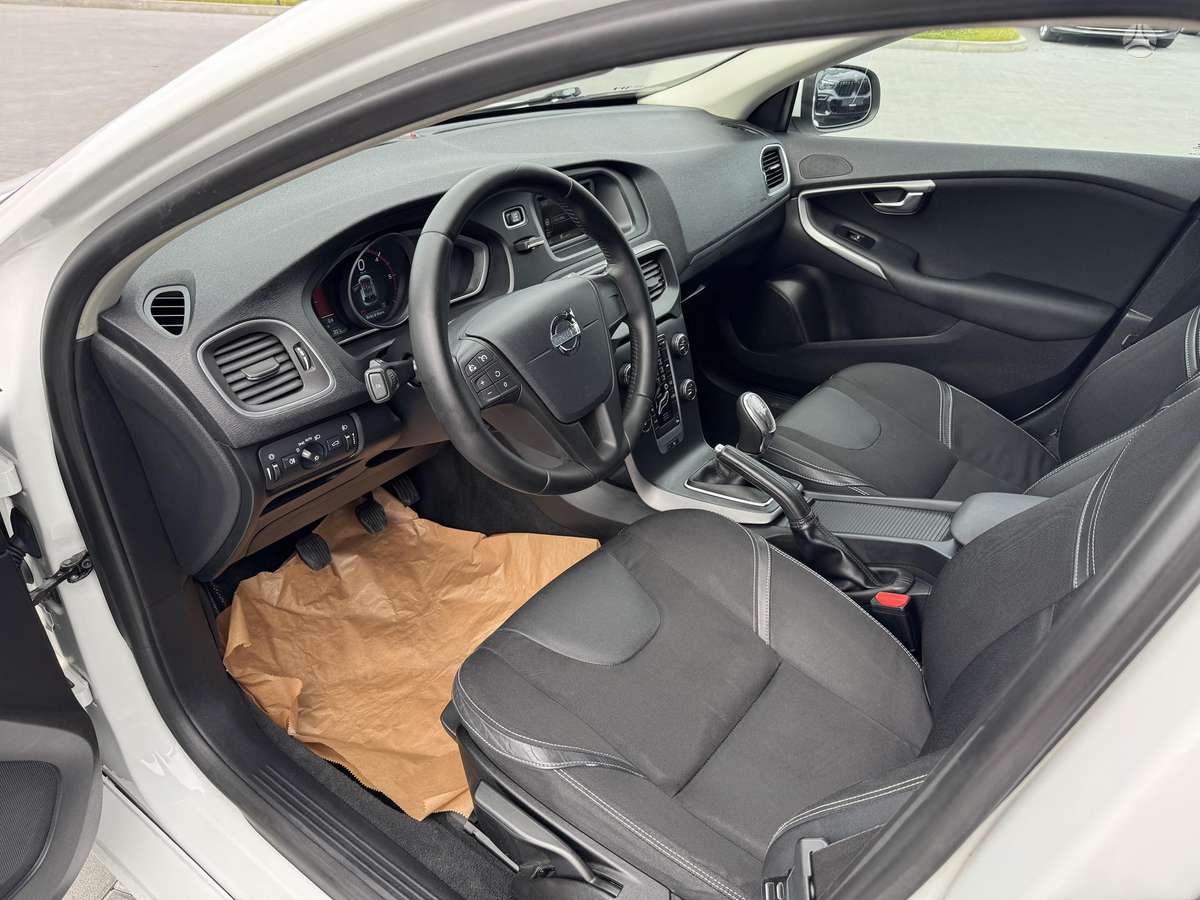 Volvo V40, 1.6 l., hatchback