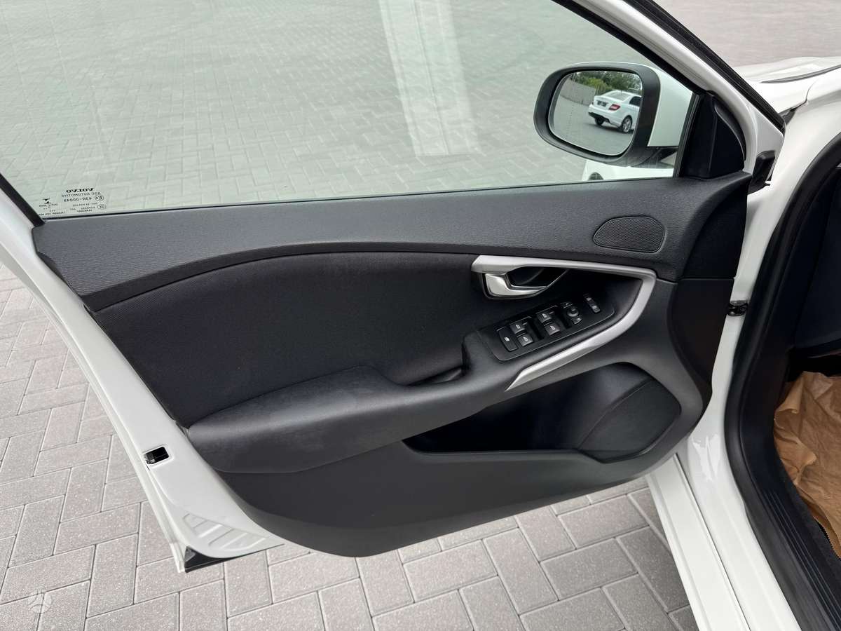 Volvo V40, 1.6 l., hatchback