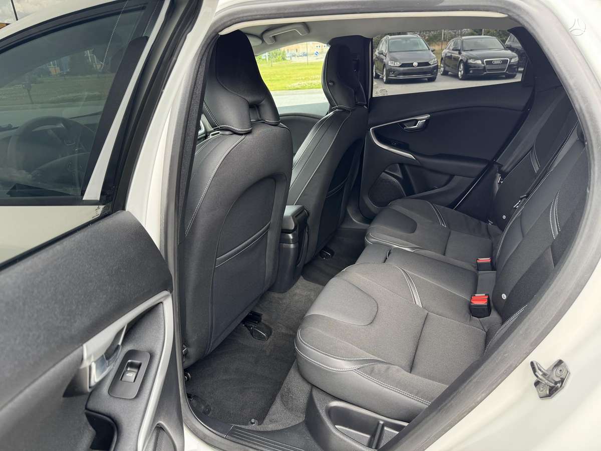 Volvo V40, 1.6 l., hatchback