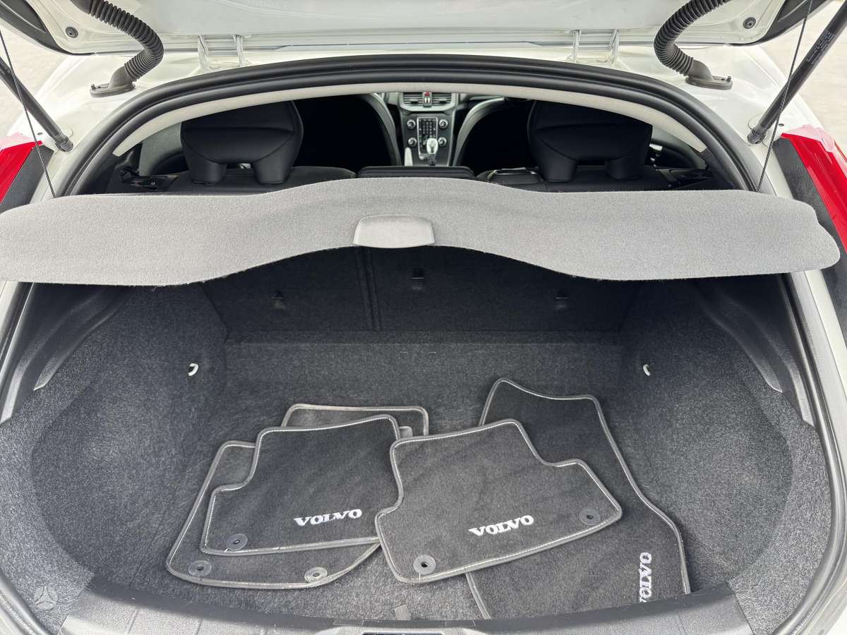 Volvo V40, 1.6 l., hatchback