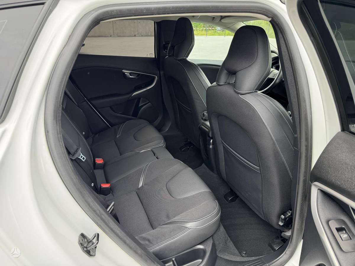 Volvo V40, 1.6 l., hatchback