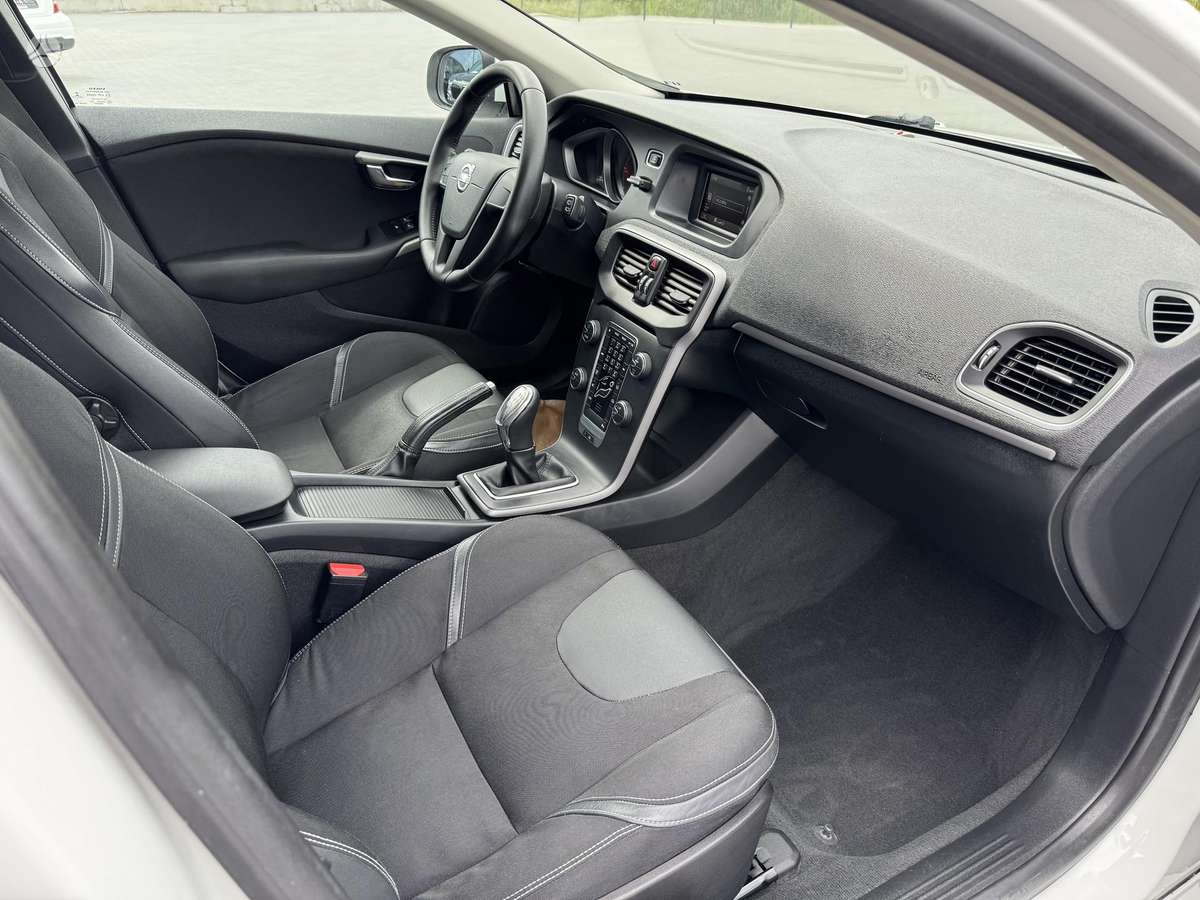 Volvo V40, 1.6 l., hatchback