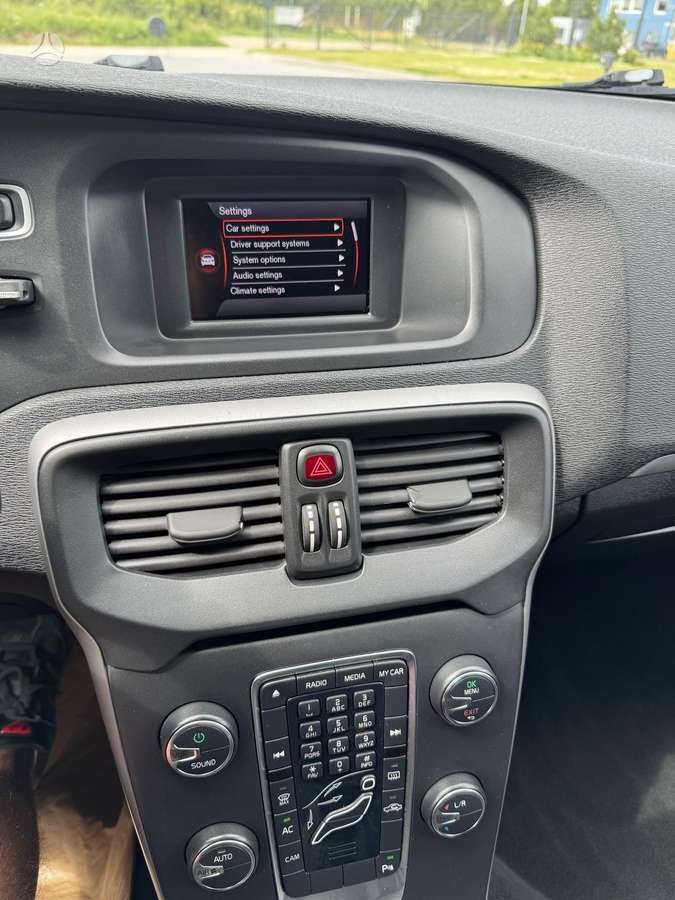 Volvo V40, 1.6 l., hatchback