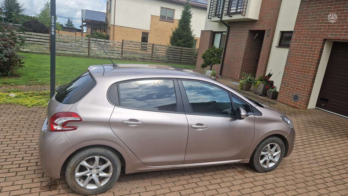 Peugeot 208, 1.2 l., hatchback