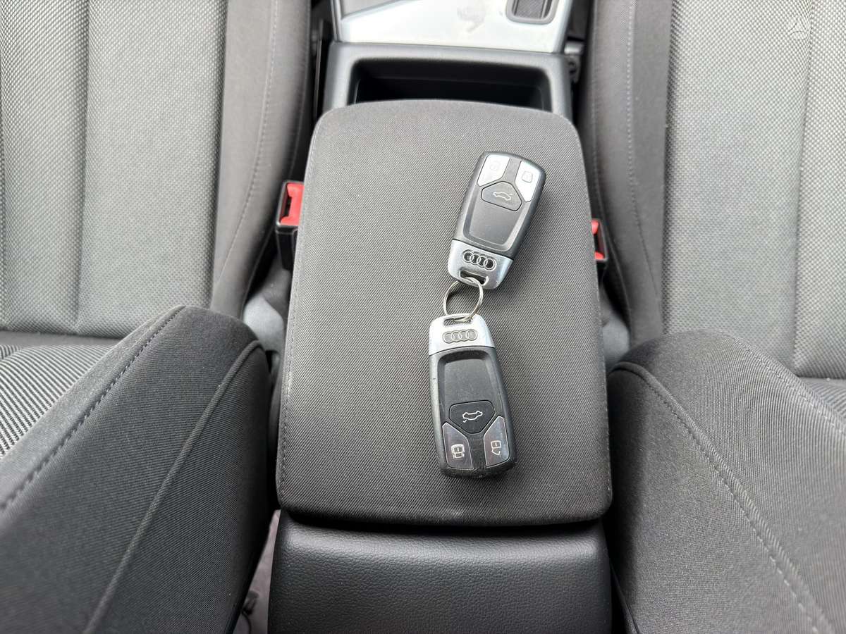Audi A4, 2.0 l., Седан