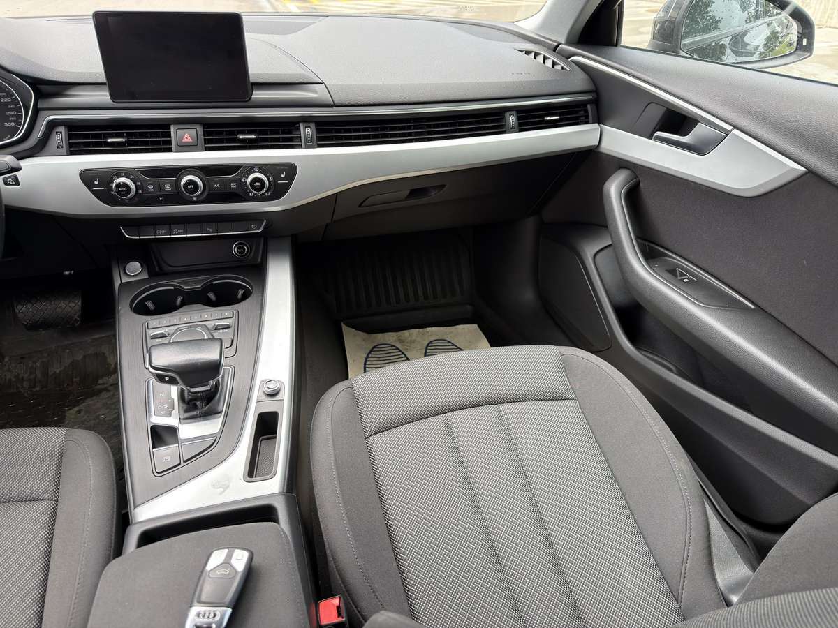 Audi A4, 2.0 l., Седан