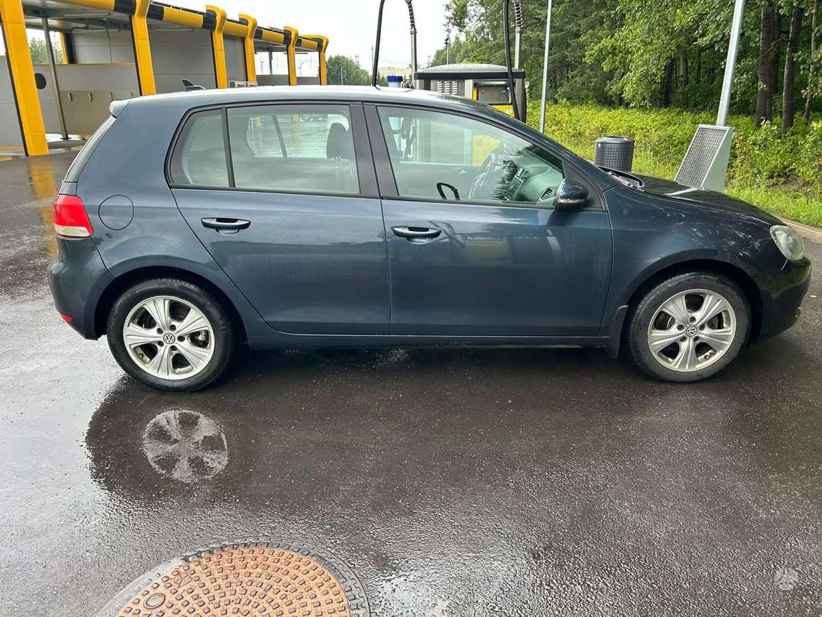 Volkswagen Golf - 6