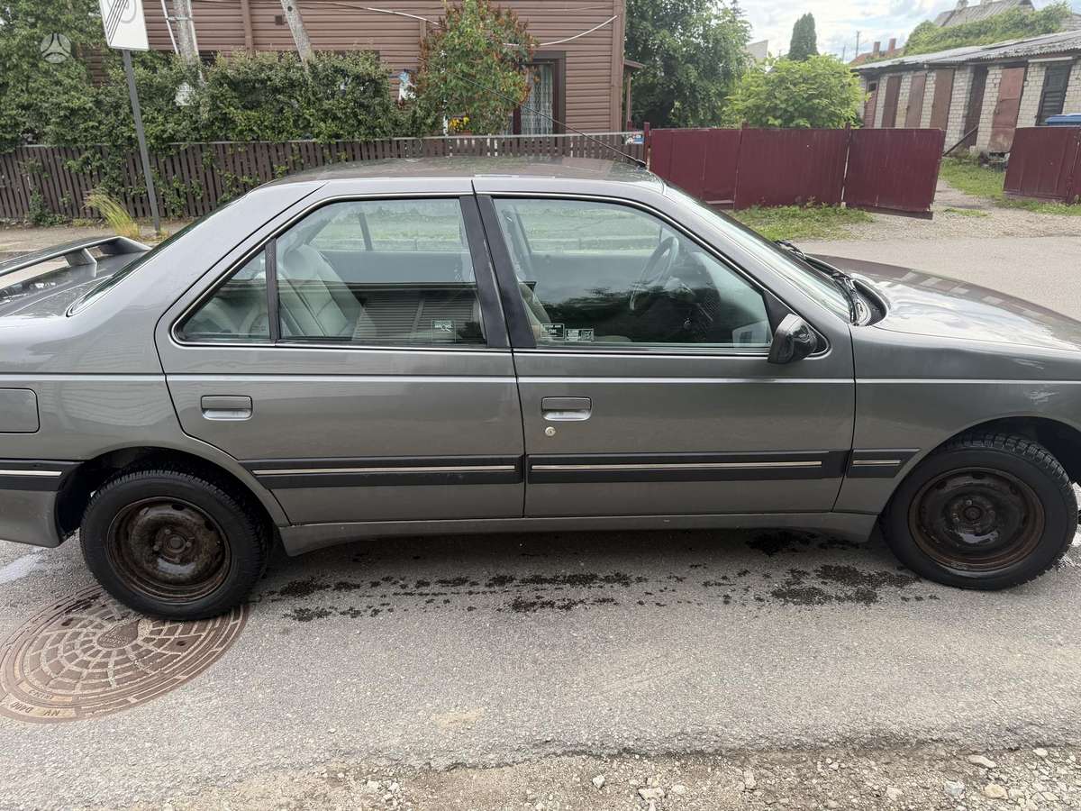 Peugeot 405, Седан