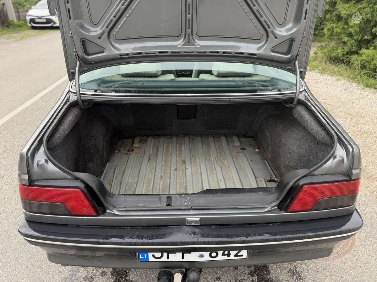 Peugeot 405, Седан