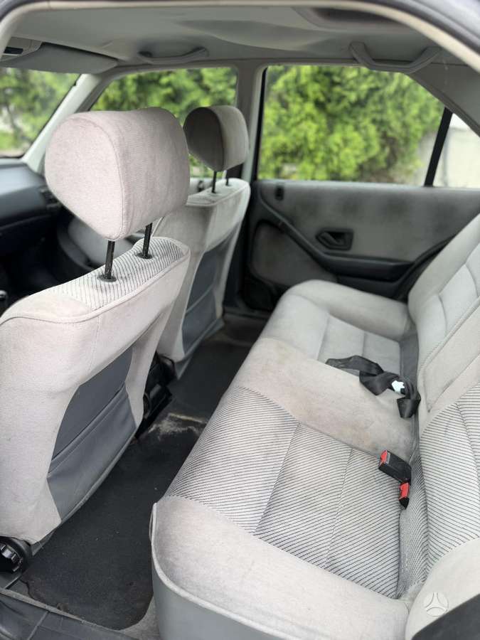 Peugeot 405, Седан