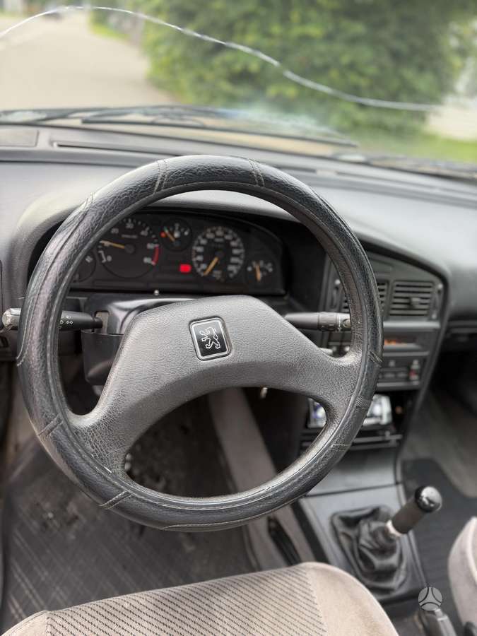 Peugeot 405, Седан