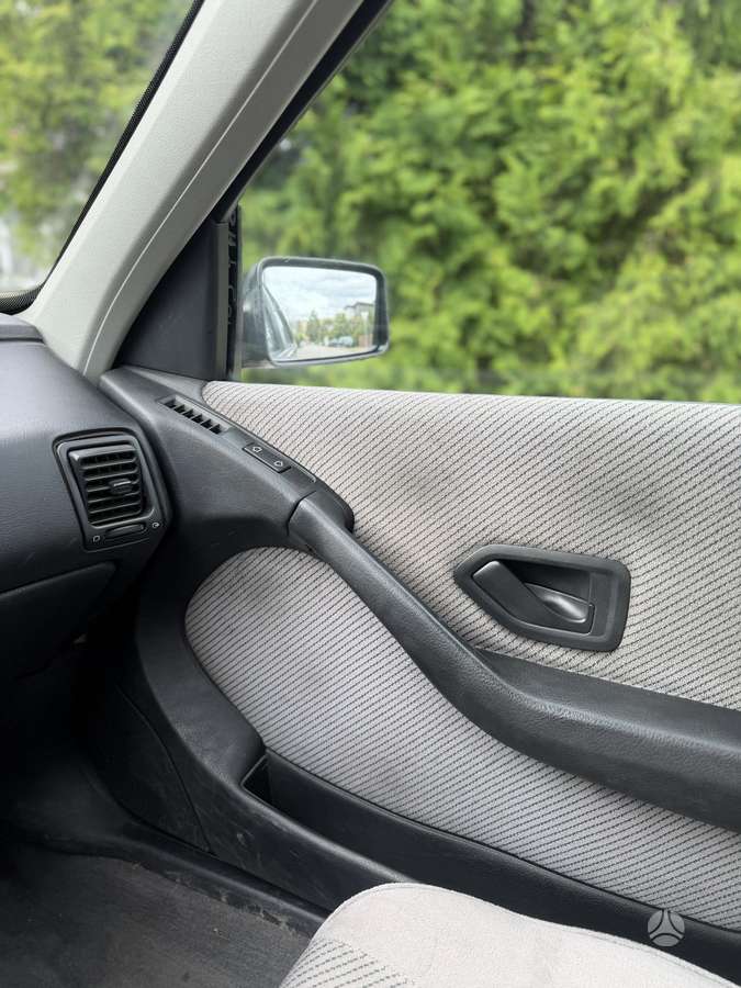 Peugeot 405, Седан