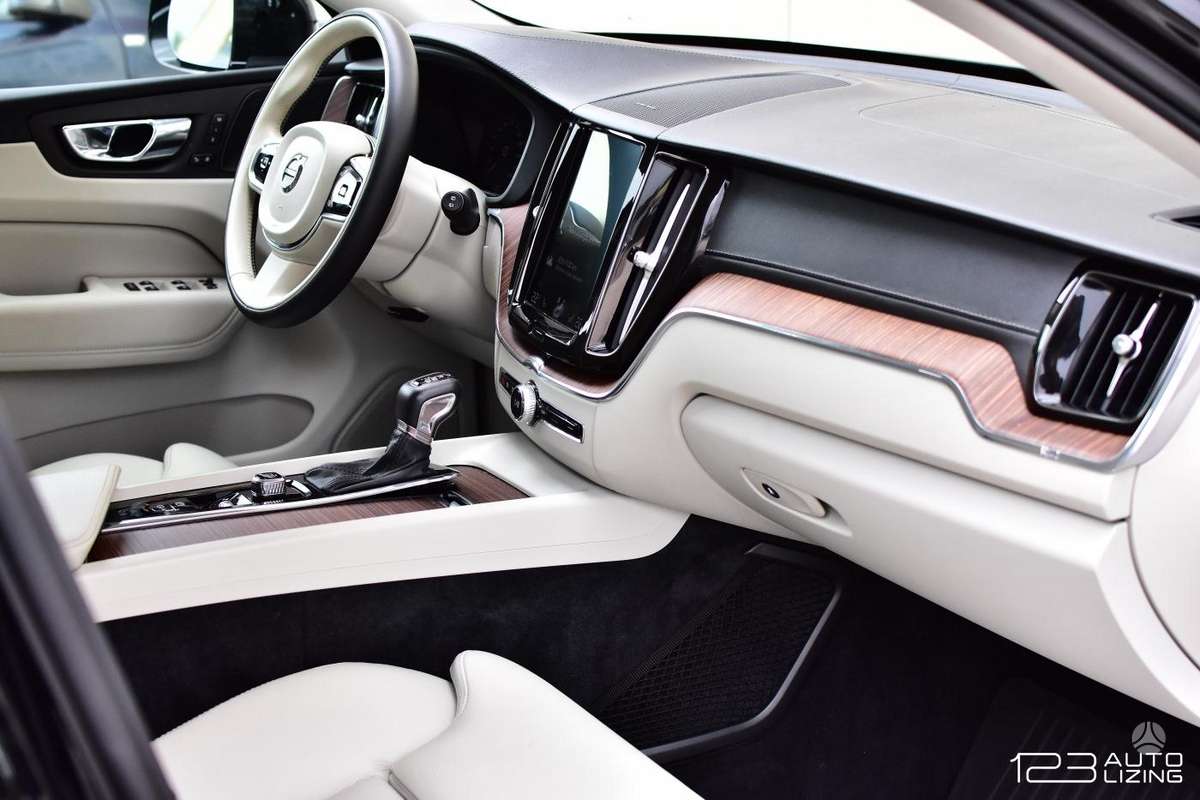Volvo XC60, 2.0 l., off-road / crossover