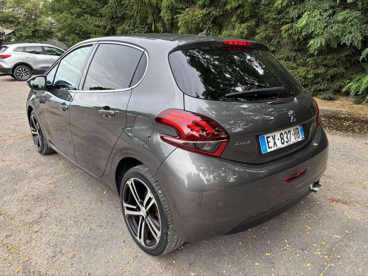 Peugeot 208 - 5