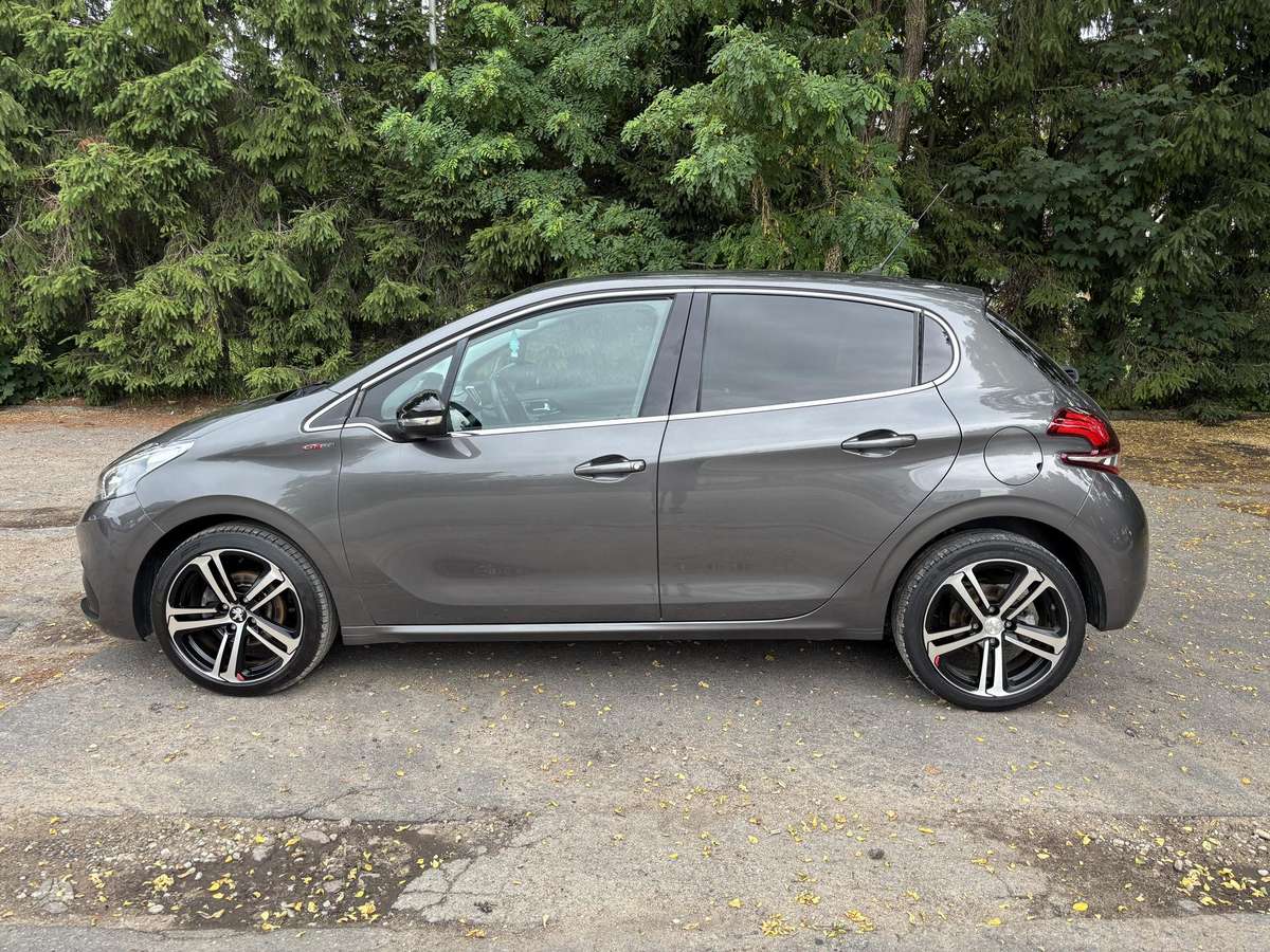 Peugeot 208 - 8
