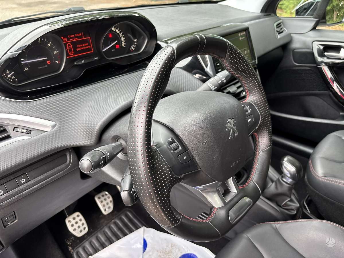 Peugeot 208 - 12