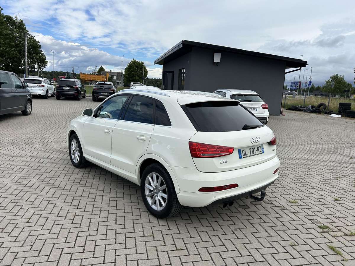Audi Q3, 2.0 l., off-road / crossover