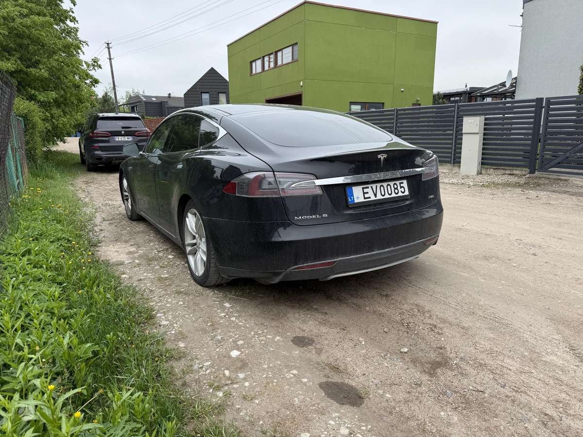 Tesla Model S, Седан